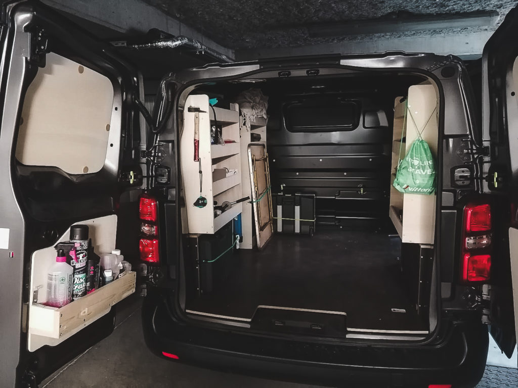 Photo de l'intérieur du camion de l'atelier a domi'cycle