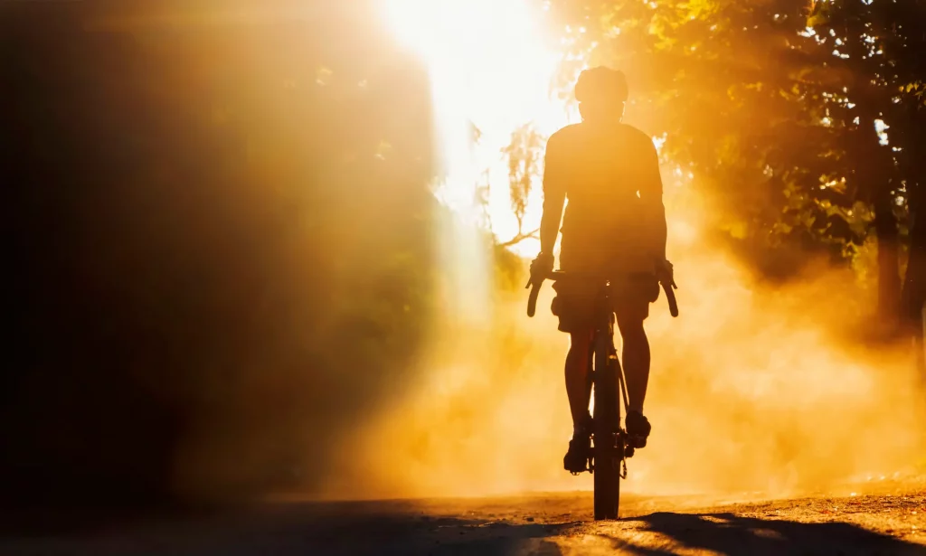 Photo d'un cycliste sur un chemin poussièreux Atelier à domi'cycle