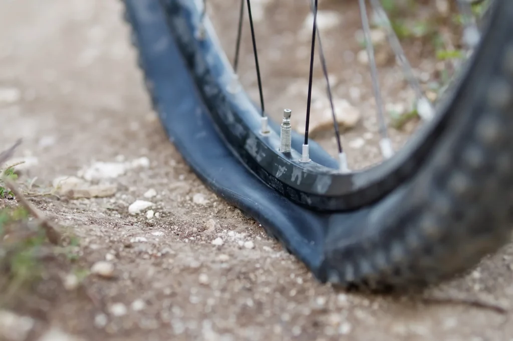 Photo d'une crevaison d'une roue de vélo prise par atelier a domi'cycle